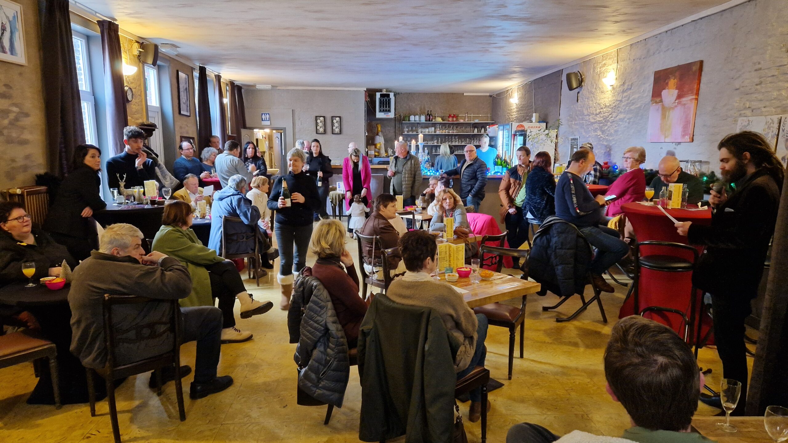 Sfeerbeeld nieuwjaarsreceptie: speech Ilja voor een volle zaal